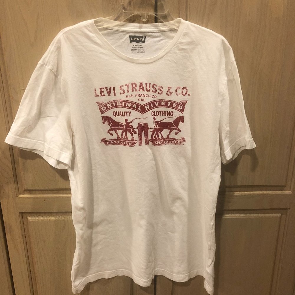 MENS LEVI'S T SHIRT SIZE XL HORSES RED AND WHITE
